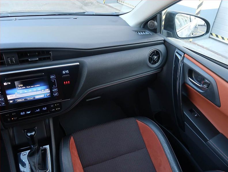 Toyota Auris (2017) Executive 1.6 Valvematic - fotka 8 z 22
