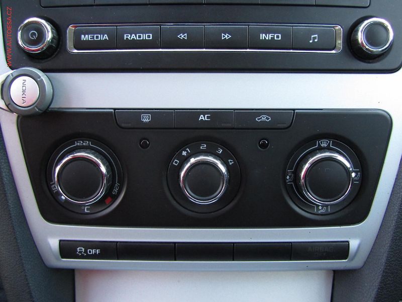 Škoda Octavia (2010) 2.0TDi, ČR, Ambiente - fotka 13 z 16