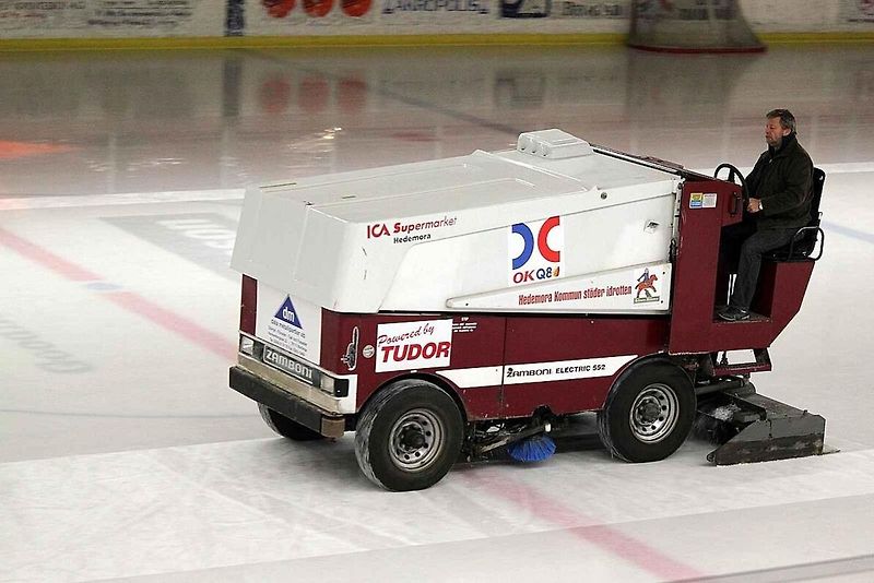 Dnes je to při hokejových utkáních samozřejmost. První stroj - rolba na úpravu ledu se zrodila před 75 lety. Zkonstruoval ji Frank Zamboni v Paramountu ve Spojených státech. Foto: Wikimedia Commons, Calle Eklund V-wolf, CC BY-SA 3.0