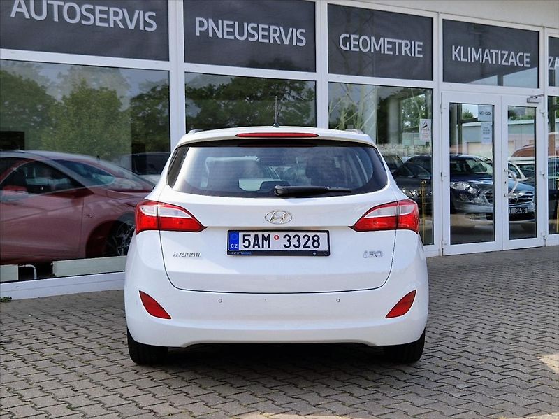 Hyundai i30 1,6 i 1.MAJITEL POUZ AUTORIZAK - fotka 4 z 32