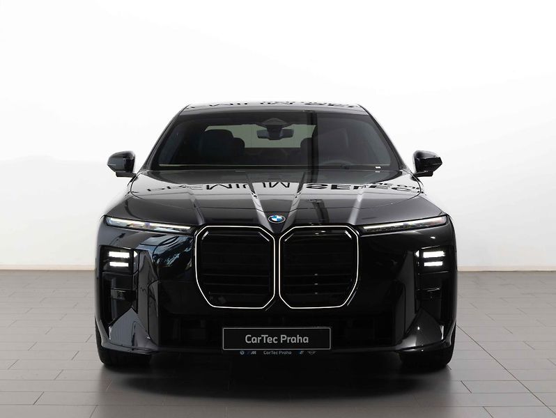 BMW Řada 7 740 xDrive Sedan - fotka 2 z 21