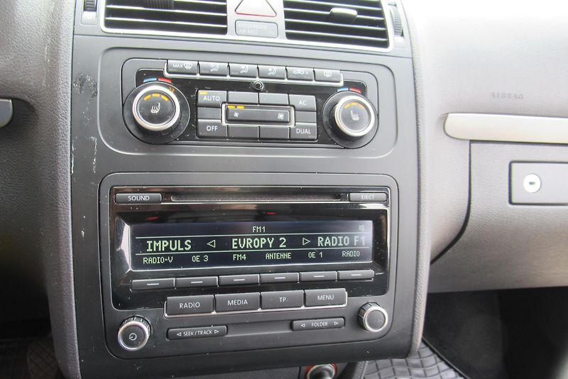 Volkswagen Touran 1.6 TDI AUT. KLIMA TAŽNÉ - fotka 11 z 26