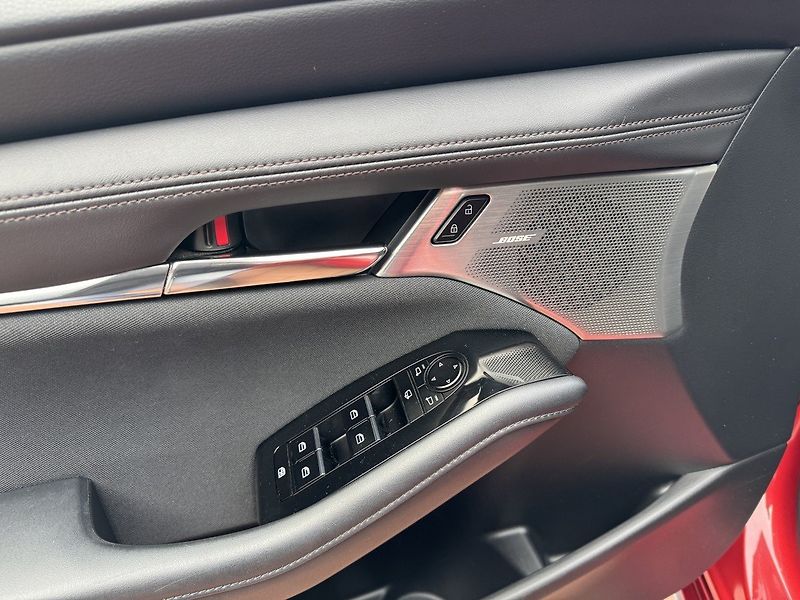 Mazda 3 (2019) 2.0i G-122 Ad.LED Bose Kamera - fotka 29 z 49