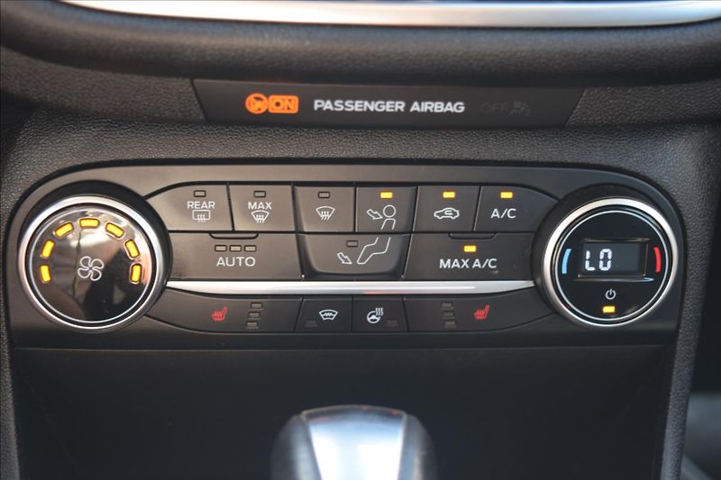 Ford Fiesta 1,0 i 73KW AUTOMAT NÍZKÉ KM - fotka 40 z 45