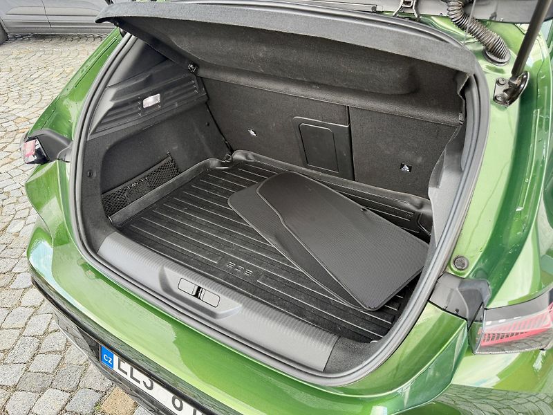 Peugeot 308 (2022) e-GT HYBRID 225 - fotka 24 z 28