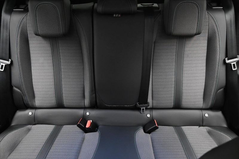 Peugeot 2008 1,2 96 kW PureTech EAT8 Záruka - fotka 27 z 30