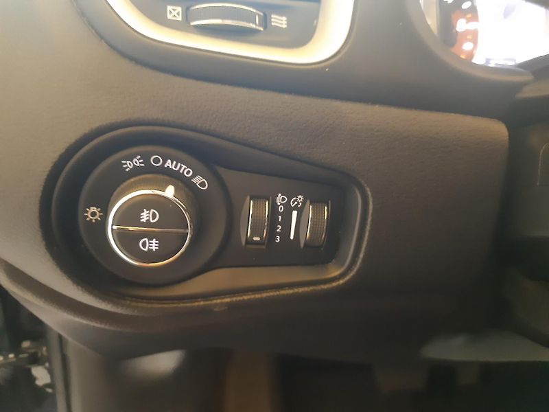 Jeep Renegade 2.0 CRDI 4x4 DIGIKLIMA NAVI - fotka 18 z 25