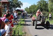 Malé traktůrky kroužily po návsi.