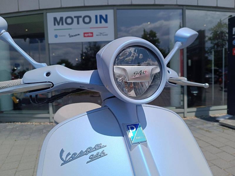 Vespa 946 (2025) 946 Snake Azzuro (sleva 20.000 - fotka 12 z 17