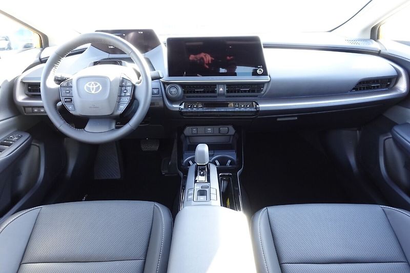Toyota Prius 2,0 PHEV Executive sada komple - fotka 19 z 36