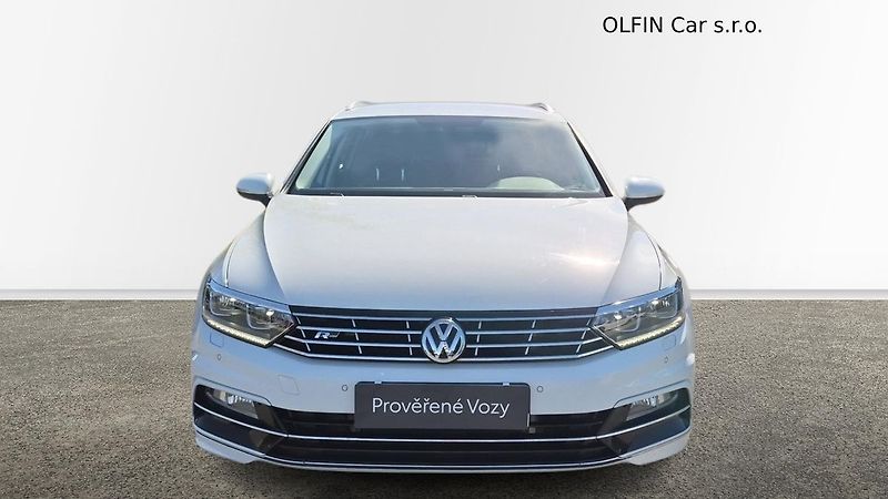 Volkswagen Passat 2.0 TDI 110kw R-Line - fotka 4 z 26