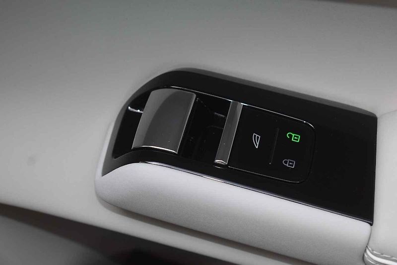 Nové Volvo ES 90 jsme projížděli ve středních Čechách.