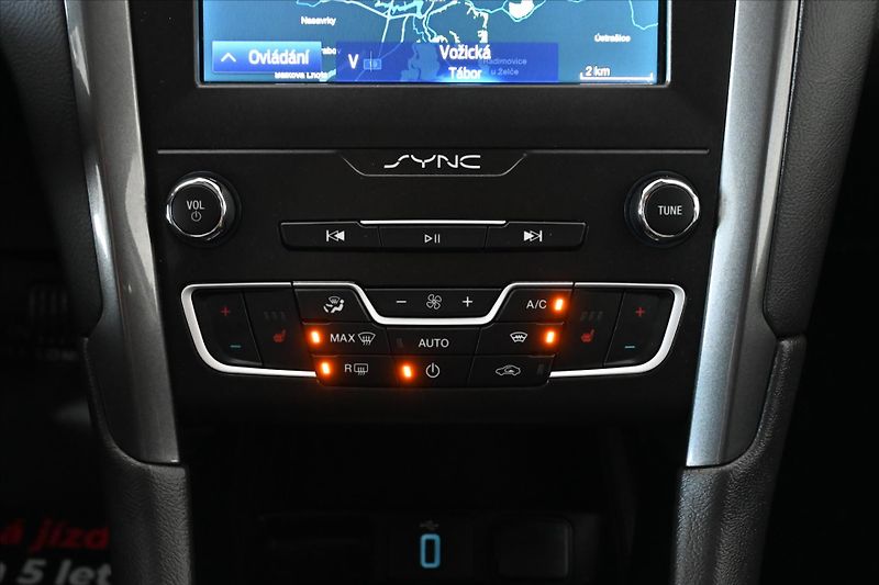 Ford Mondeo 2,0 EcoBlue 110 kW Business Zá - fotka 20 z 29