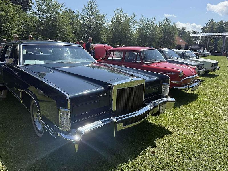Návštěvníci akce mohli obdivovat kolem 140 historických automobilů, motorek i traktorů.