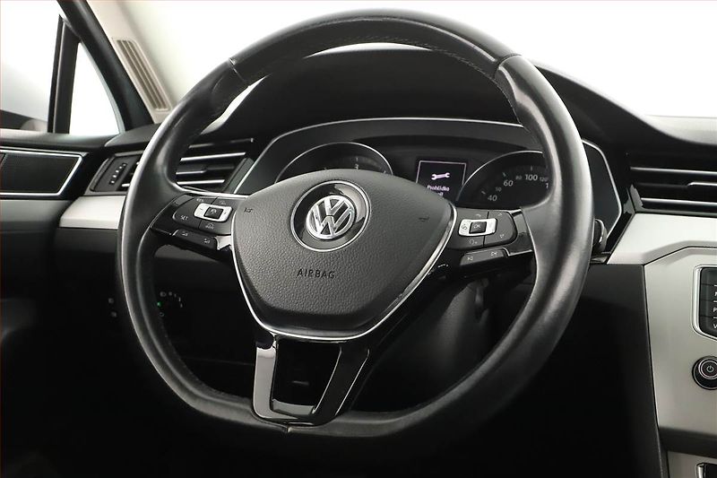 Volkswagen Passat (2016) 2.0 TDI, Navi, Tempomat - fotka 8 z 17