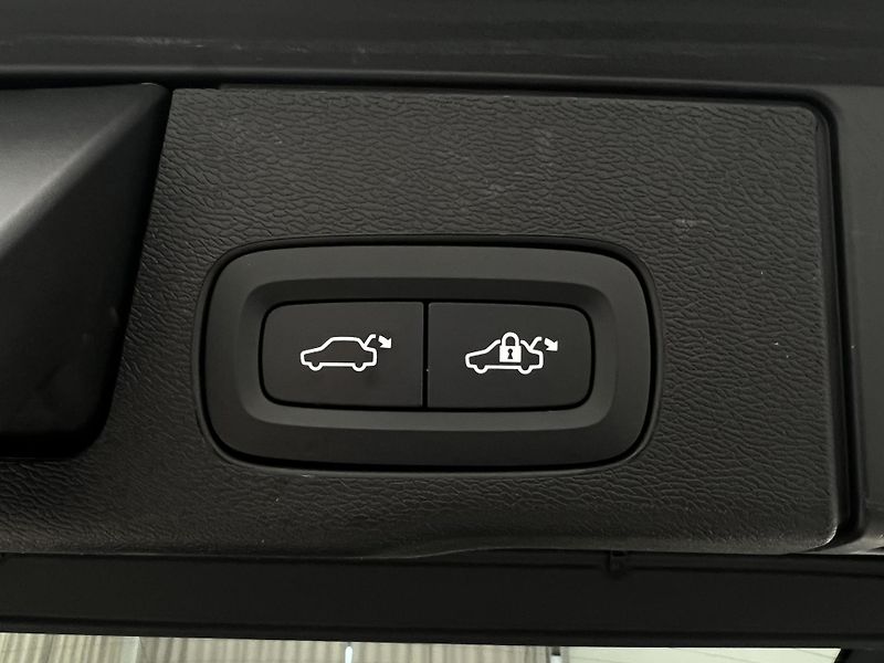 Volvo XC60 B4 AWD INSCRIPTION AUT 1.maj. - fotka 37 z 39