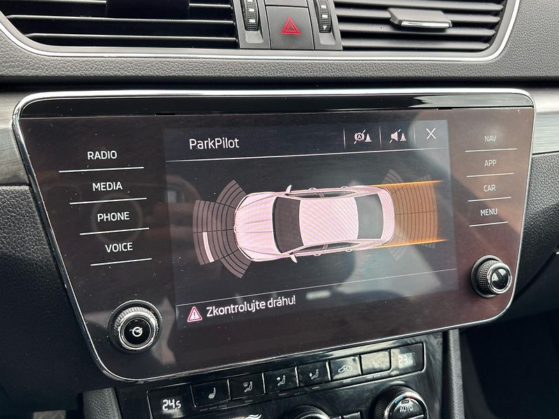 Škoda Superb STYLE DSG - fotka 19 z 25