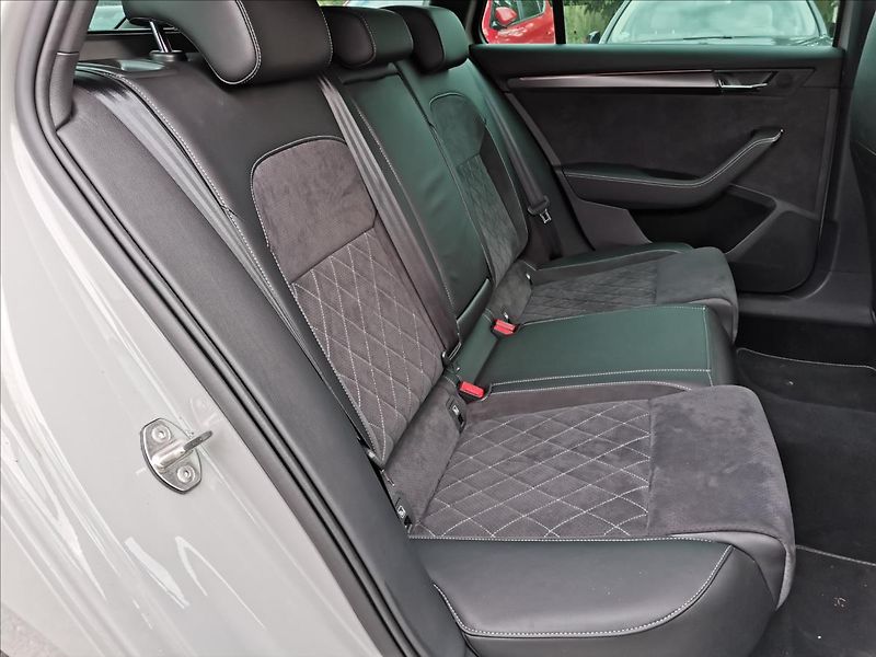 Škoda Superb 2,0 TDI SportLine Combi DSG - fotka 12 z 23