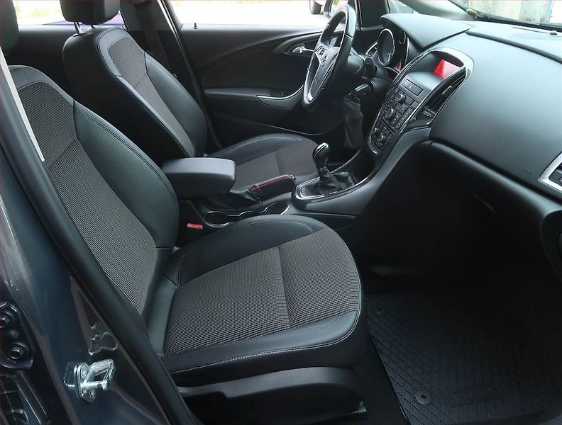Opel Astra (2014) 1.6 T, Xenony, Tempomat - fotka 9 z 17