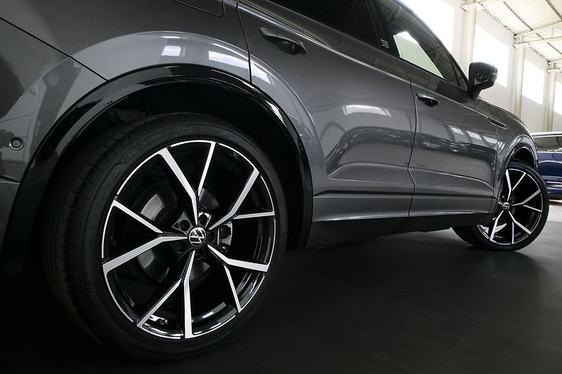 Volkswagen Touareg 3.0TDI 210kW R-Line Edition 20 - fotka 11 z 50