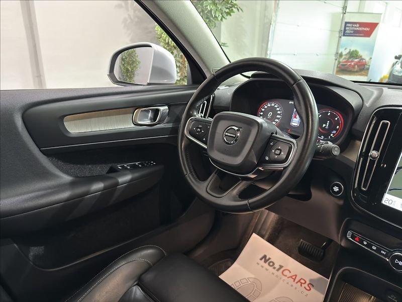 Volvo XC40 2,0   D4 INSCRIPTION ZÁRUKA 28 - fotka 22 z 46