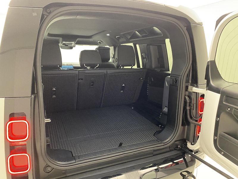 Land Rover Defender 110 D300 X-DYNAMIC HSE AWD AUT - fotka 6 z 49
