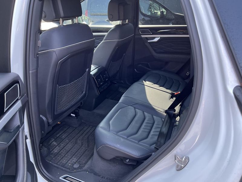 Volkswagen Touareg 3.0 TDi 210 kW R-LINE 4MOTION - fotka 11 z 23