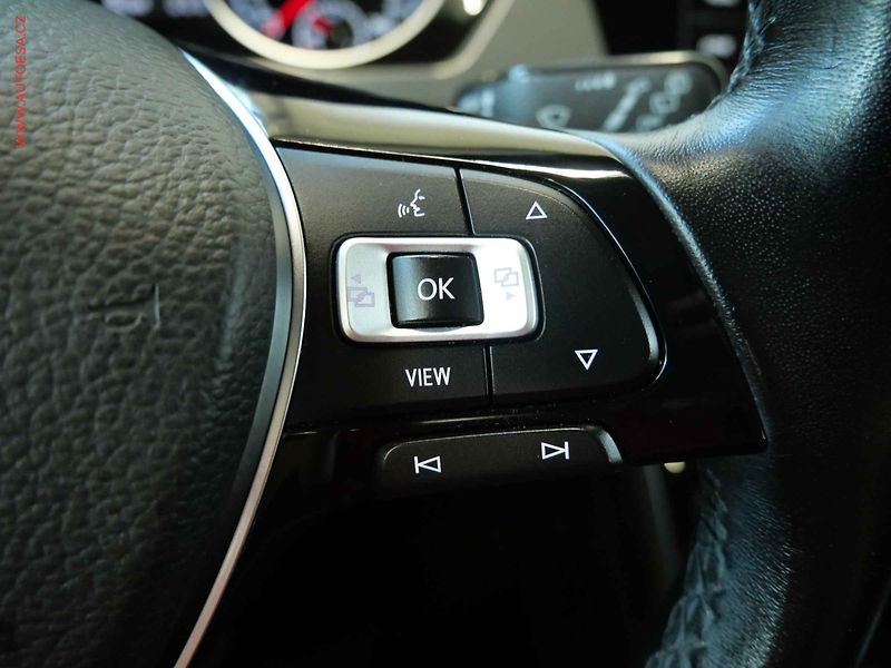 Volkswagen Touran (2022) 2.0TDi, LED, navi, kamera - fotka 16 z 22