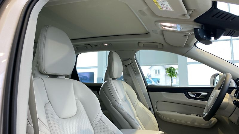 Volvo XC60 (2026) ULTRA BRIGHT, B5 AWD, 184+10 k - fotka 15 z 15