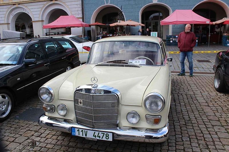 Sraz vozů značky Mercedes na Karlově náměstí v Kolíně.