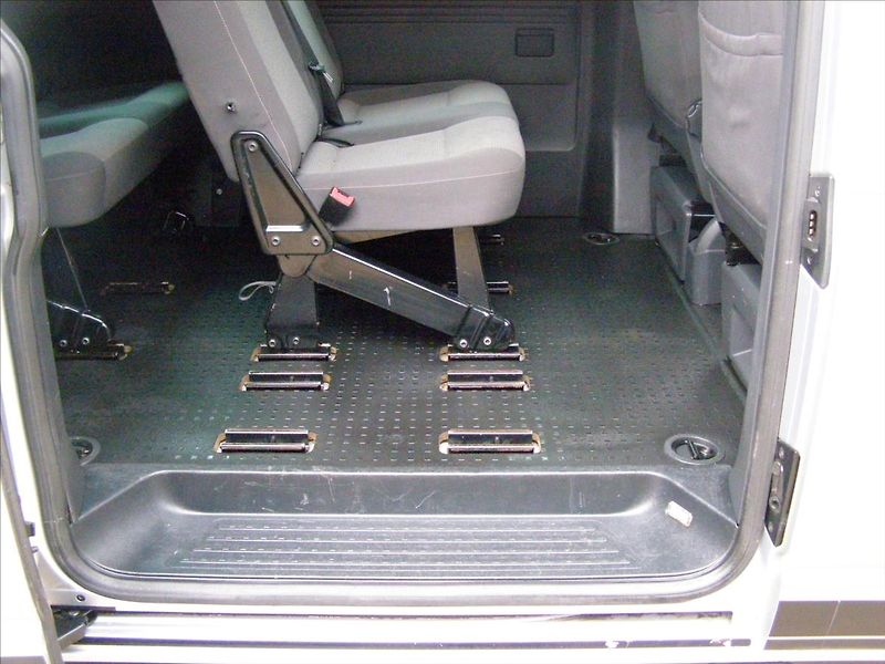 Volkswagen Caravelle 2,0   LONG DSG po servise 103K - fotka 22 z 38