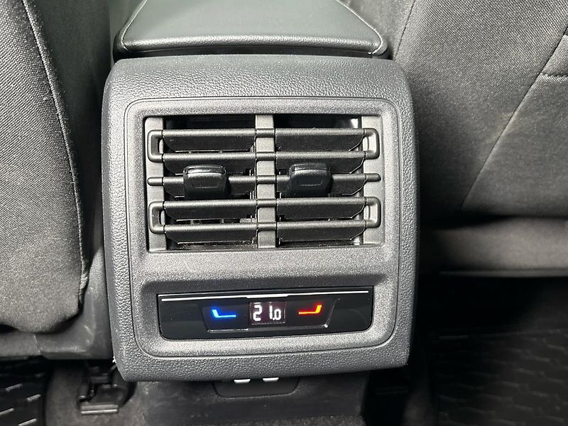 Volkswagen Golf Life DSG - fotka 22 z 29