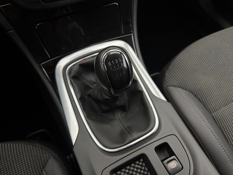 Opel Insignia 2,0 CDTi LED VÝHŘEV 2XKOLA ČR - fotka 18 z 33