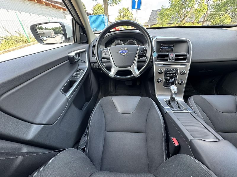 Volvo XC60 D4 AWD MOMENTUM - fotka 17 z 43