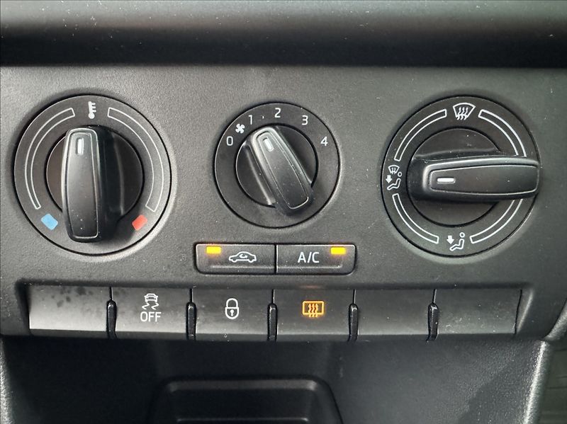 Škoda Rapid 1,2 TSI,63kW,tažné,1.maj.,ČR - fotka 38 z 50