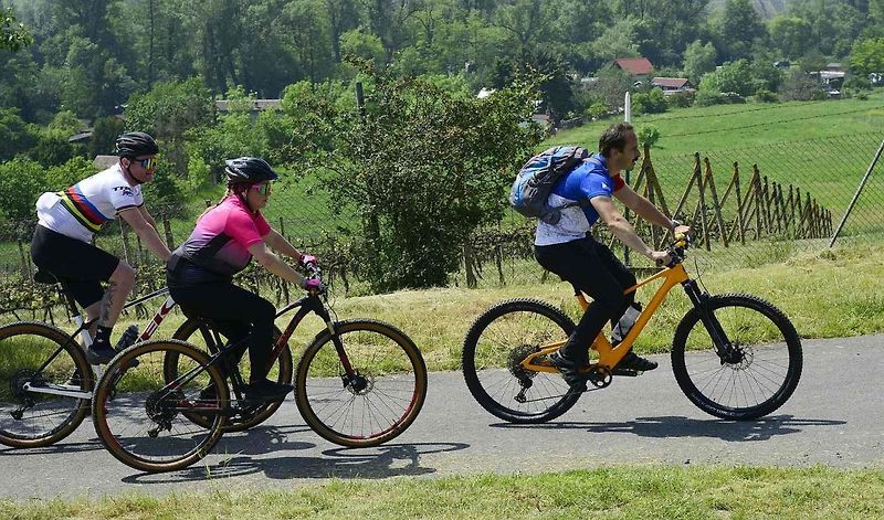 Cyklisté na silnicích používají svoji signalizaci, kterou by mohli znát i řidiči motorových vozidel. Ilustrační foto: se svolením Miroslava Rady