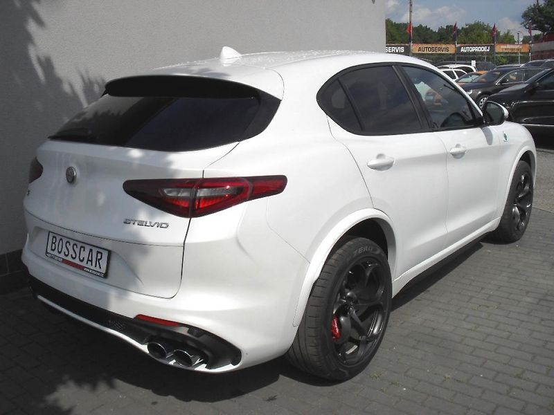 Alfa Romeo Stelvio 2,9 Bi-Turbo V6 Quadrifoglio - fotka 5 z 32