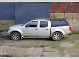 Fotografie poškozeného Nissanu Navara.
