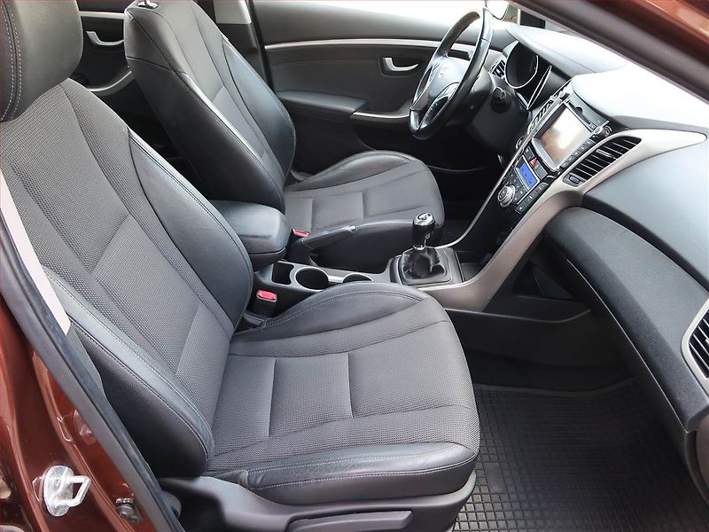 Hyundai i30 (2013) 1.6 CRDi, Serv.kniha, Navi - fotka 9 z 17