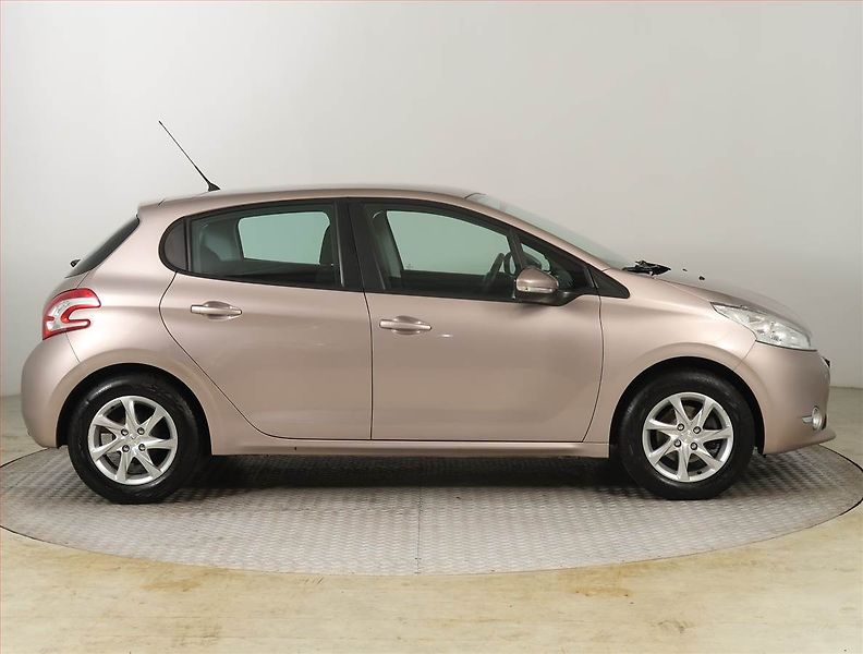 Peugeot 208 (2014) 1.2 PureTech, ČR,1.maj - fotka 6 z 19