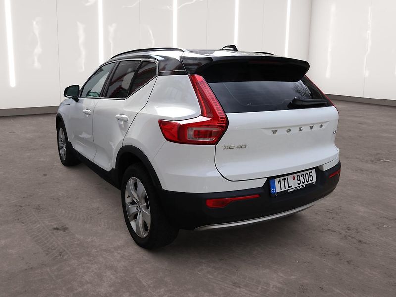 Volvo XC40 (2018) T4 AWD Momentum - fotka 2 z 23