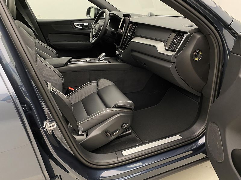 Volvo XC60 T8 AWD RECHARGE BLACK EDITION - fotka 24 z 61