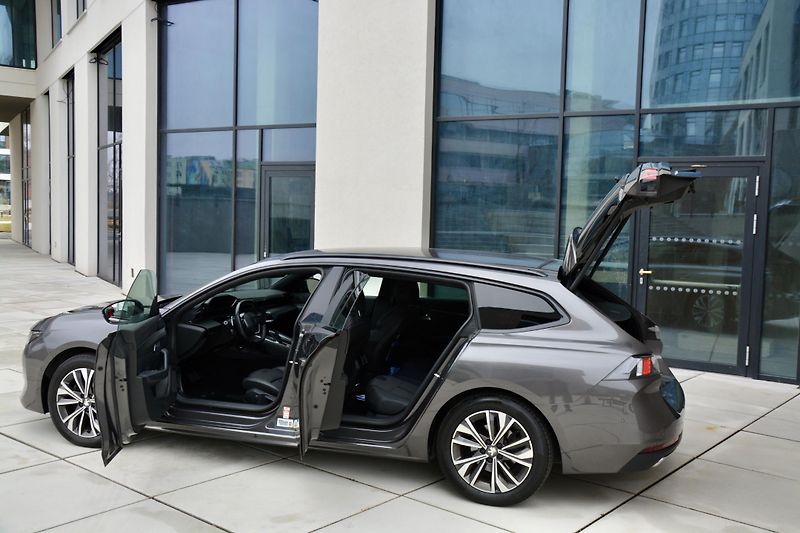 Peugeot 508 (2023) SW BlueHDi130 EAT8 ALLURE - fotka 10 z 40
