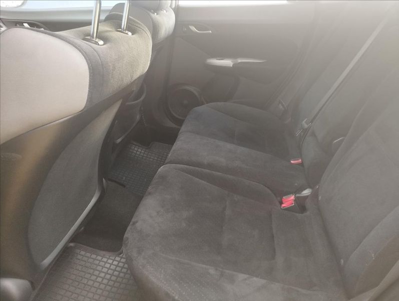 Honda Civic 1,8 V-TEc 103KW AUTOMAT - fotka 18 z 18