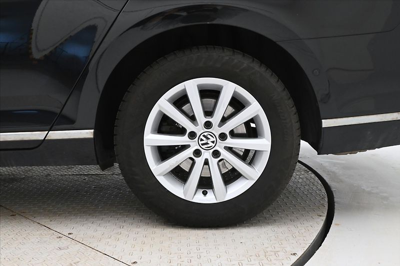 Volkswagen Passat 2,0 TDI 140 kW DSG 4Motion Zár - fotka 31 z 31