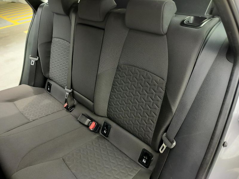 Toyota Corolla 1.8 hybrid business, navigace - fotka 24 z 29