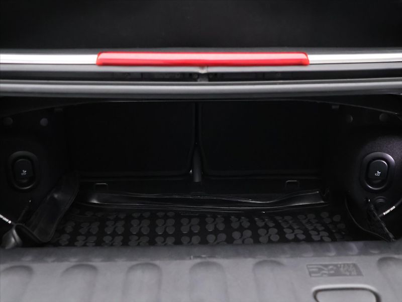 Mini Cooper 2,0 i JCW 170kW Cabrio Manual - fotka 18 z 39