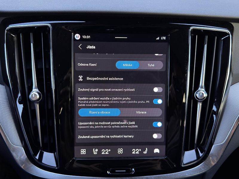 Volvo V60 T8 AWD 360 VYH. ČELNÍ + kola - fotka 35 z 42
