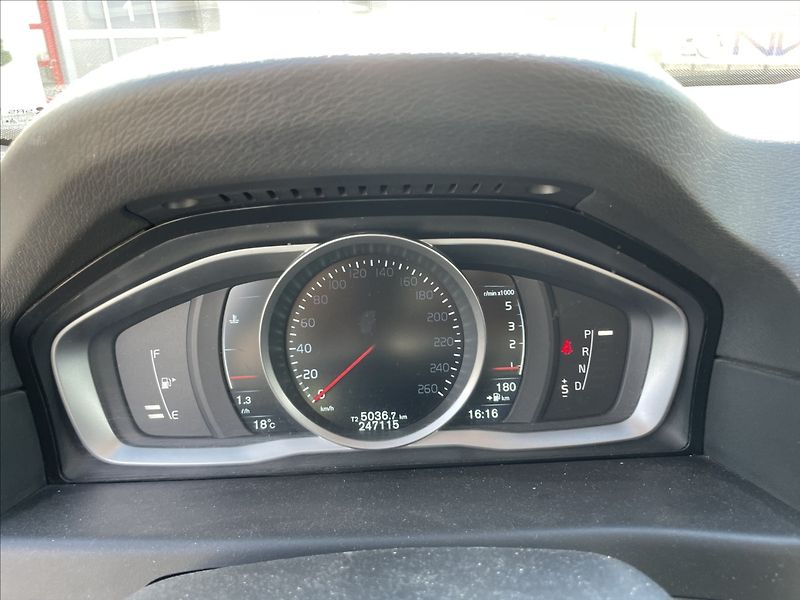 Volvo XC70 2,4 D5 Geartronic Momentum AWD - fotka 15 z 35
