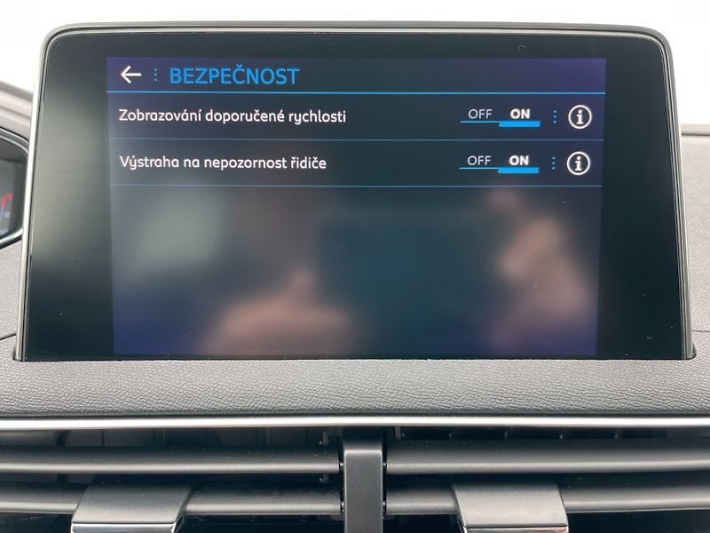 Peugeot 3008 (2020) 1.2PT 96kW! Allure! Navigace! - fotka 29 z 35